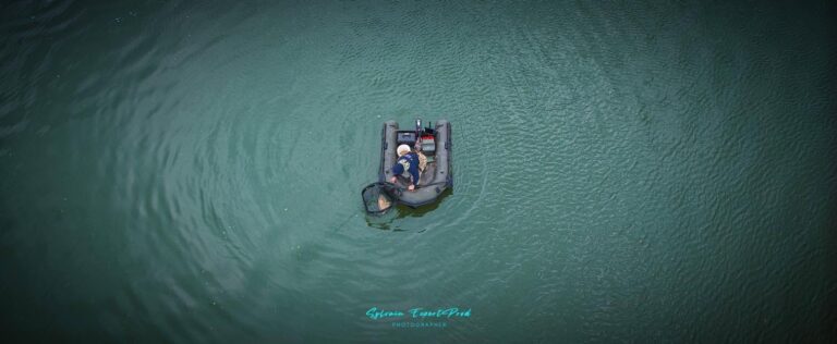 Bateau amorceur de pêche à la carpe vu du ciel
