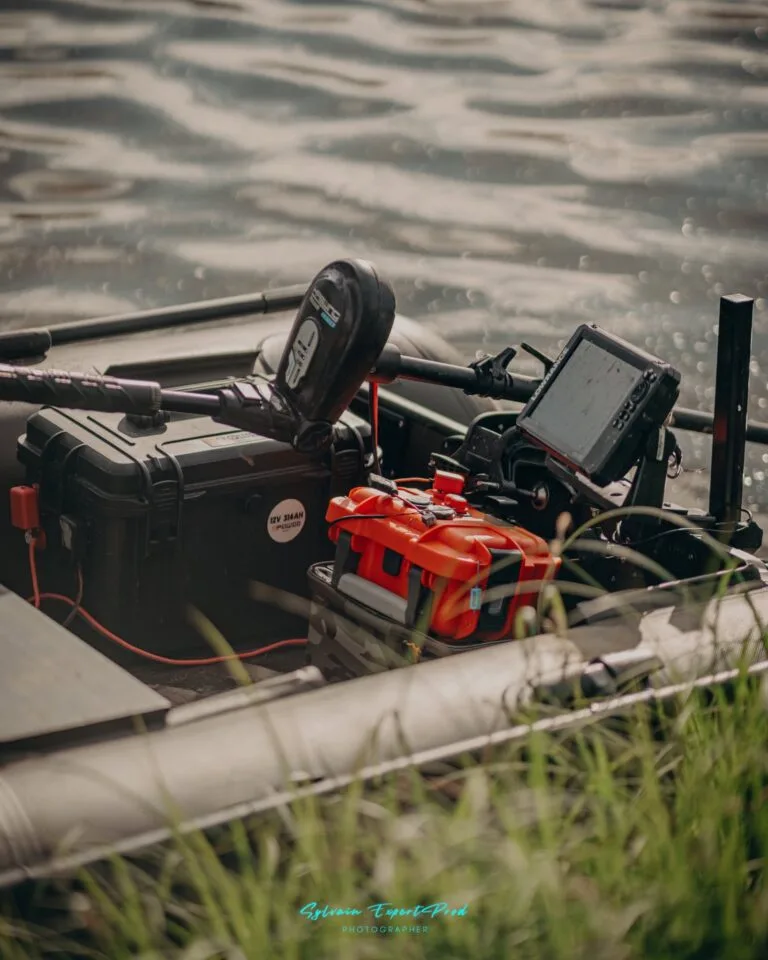 Bateau de pêche équipé de batteries lithium Powee, moteur électrique et échosondeur
