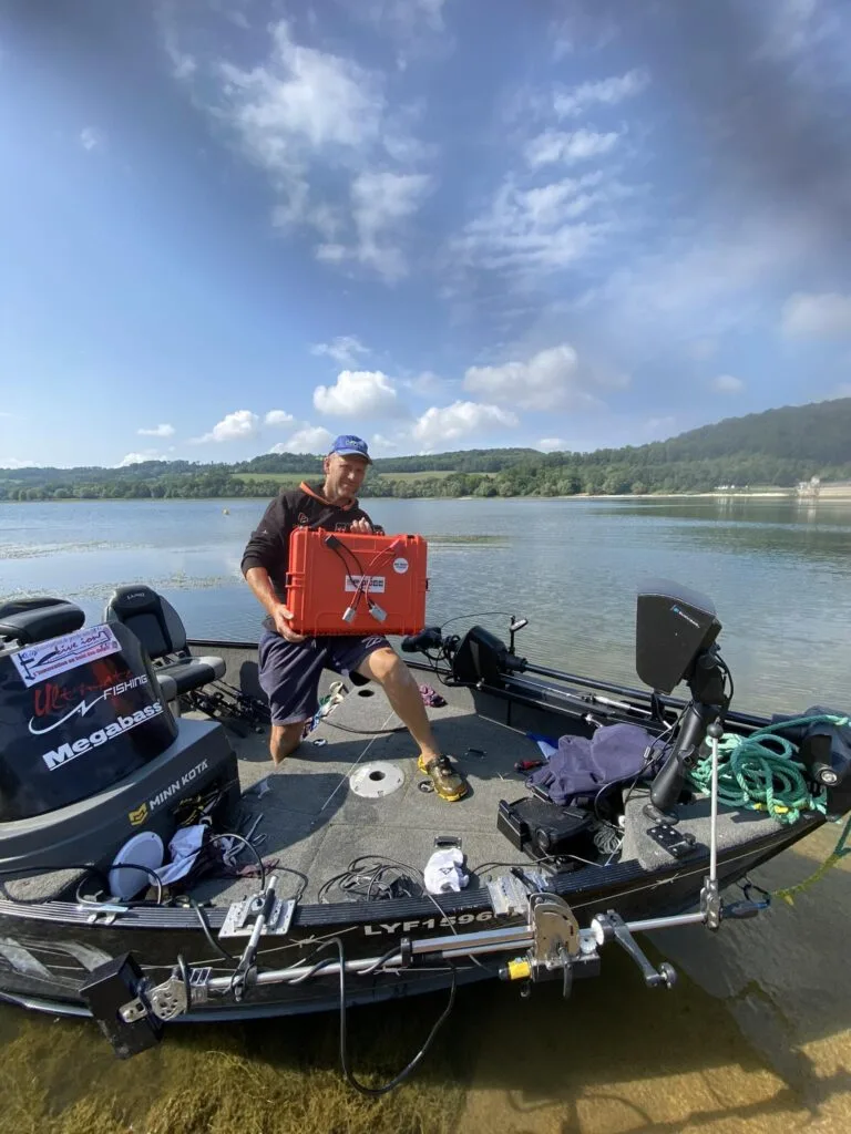 Bateau de pêche carnassier équipé de batteries lithium Powee, moteur et échosondeur