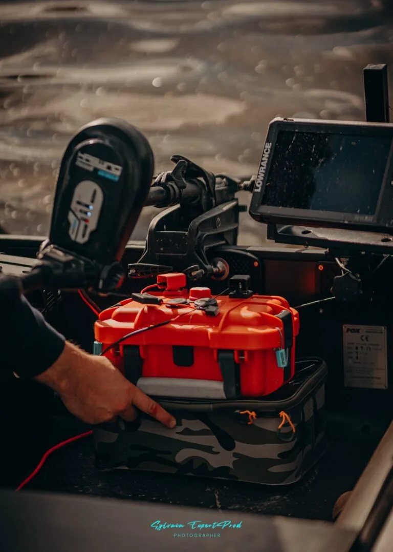 Batterie lithium Powee orange à bord d’un bateau de pêche