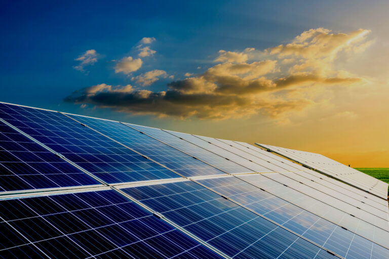 Panneaux solaires au coucher du soleil avec batterie de stockage Powee